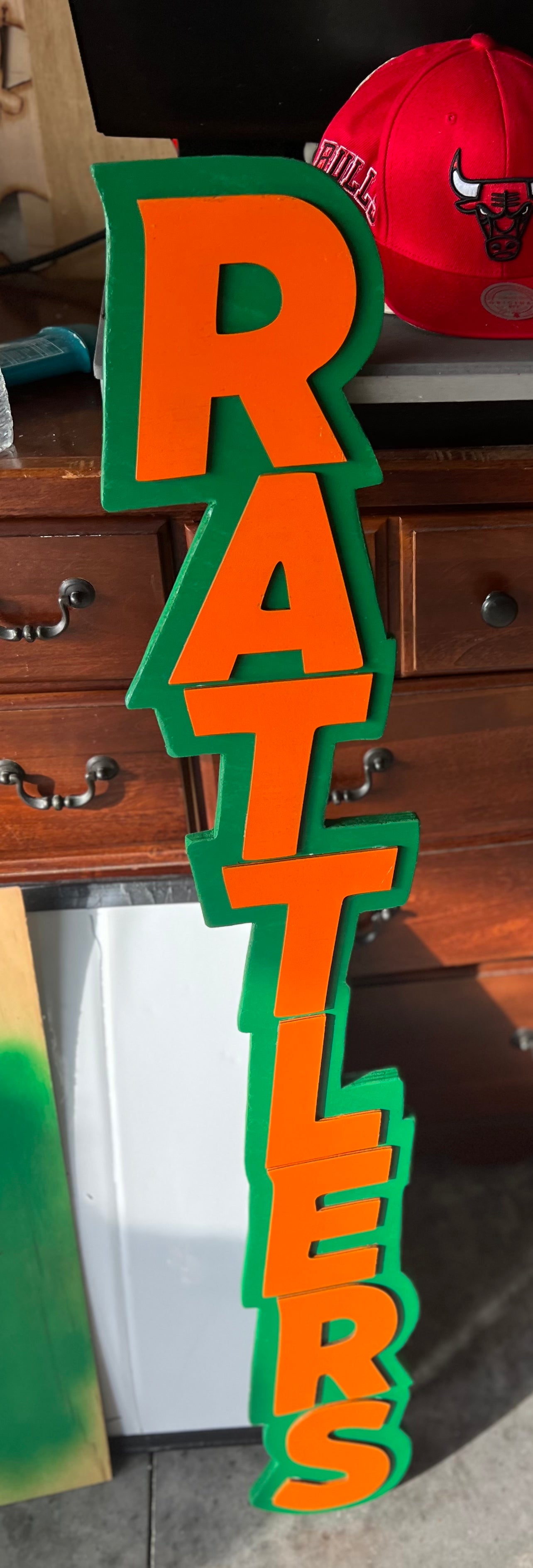 Famu Wood hanging staff orange / green