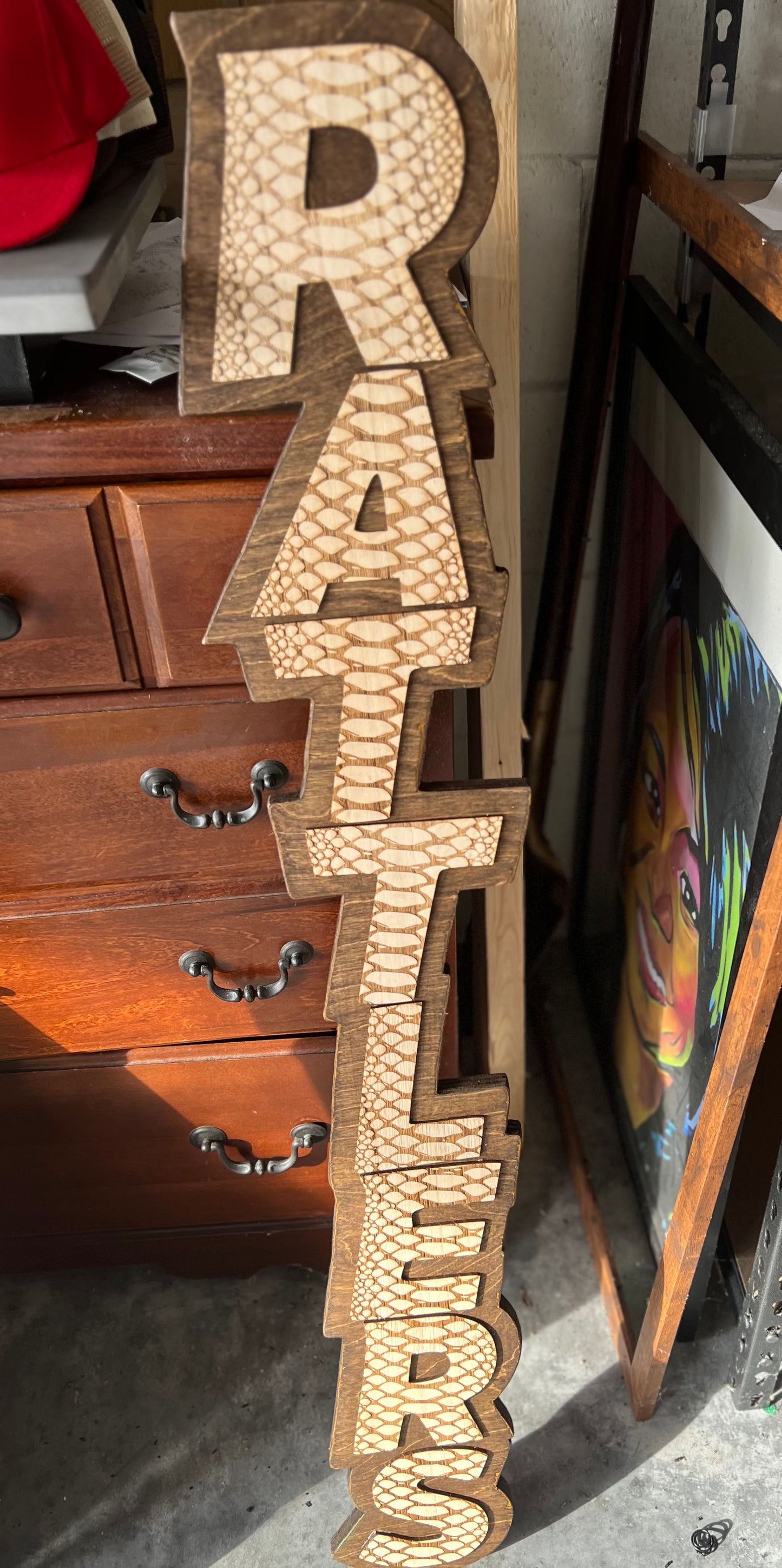 Famu Wood hanging staff wood grain