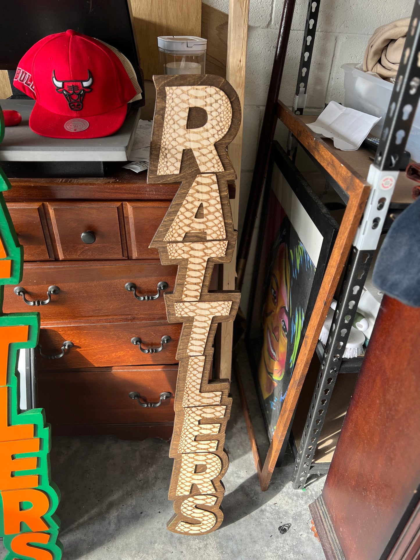 Famu Wood hanging staff wood grain
